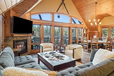 Image de One-of-a-Kind Riverfront Home with Hot Tub