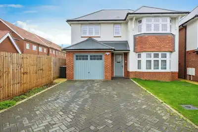 Image de Spacious Luton Home Sleeps 8 Free Parking