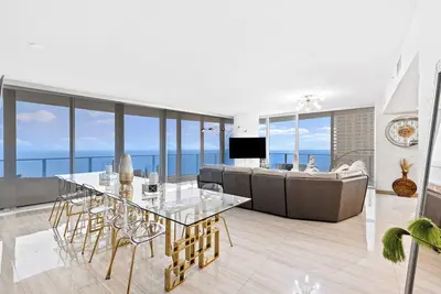 Image de Spacious 4-bedroom condo with Ac in peaceful Hollywood