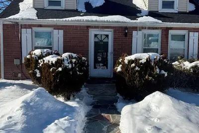 Image de Entire House 3 bedroom Cape; Home Away Home in quaint City Newton, Ma 02465