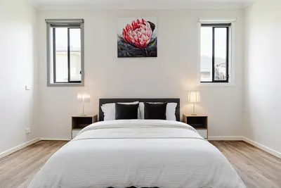 Image de Modern 4br Home • Spacious & Family-Friendly