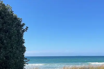 Image de Bach with Direct beach access, renovated 2 bedroom cottage on Matarangi beach