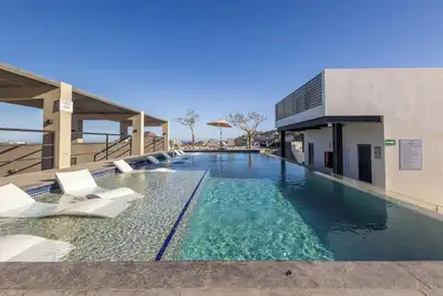 Image de Luxe Downtown Cabo Condo - A/C, Rooftop Pool & Hot tub, Views