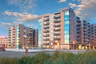 Image de Marvelous 2-bedroom deluxe condo, great heated pool, next to the beach Aug 9-15