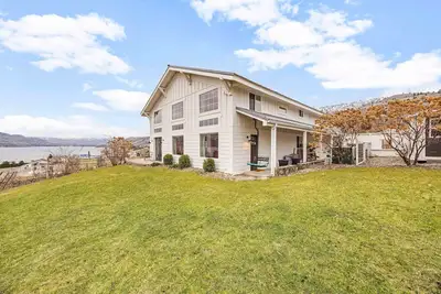 Image de Spacious home w/ full kitchen, amazing views & located on winery