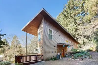 Image de Cozy home w/ full kitchen, sauna and wood stove - ocean view & close to ocean!