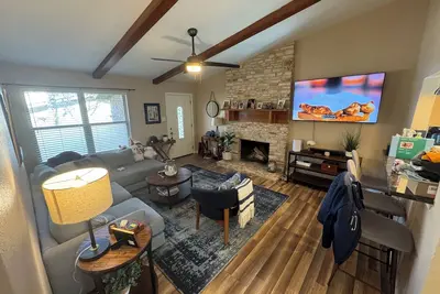 Image de Location and Comfort! 2-bedroom townhome in Austin! Ac! Fireplace! Backyard!