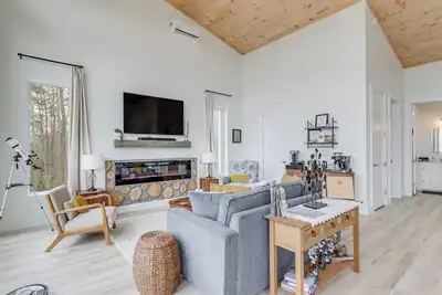 Image de Mtn-View 'Hidden Falls' Cabin w/ Hot Tub & Deck