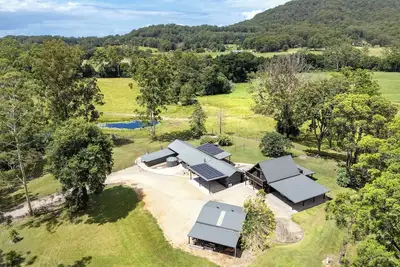 Image de Peaceful 4 acre retreat, entire property &  3 dwellings. Perfect for families