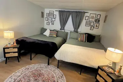 Image de Cozy Corner✿ Charming 2-Level Home Near Red Deer •1k+2q+Modular Couch •Yard &Bbq