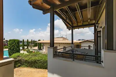 Image de Db11 à côté d'Aphrodite Hills — Retraite communautaire avec piscine