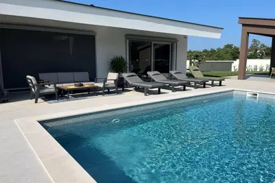 Image de Belle maison de vacances privée avec piscine privée, climatisation, Wifi, Tv et patio