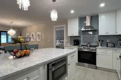 Image de New | Spacious Coastal Luxury | Sanibel Condo | Steps to Bowman’s Beach