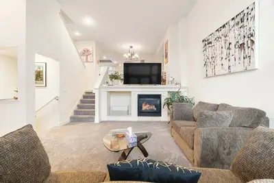 Image de Comfortable, fully furnished Hillsboro home in a quiet neighborhood—perfect for business travelers, families, or extended stays. Enjoy a well-equipped kitchen, fast Wi-Fi, and easy access to Intel, Nike, shopping, and dining.