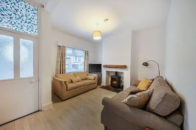 Image de Spacious coastal cottage with enclosed garden and fireplace