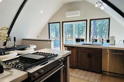 Image de Modern Quonset on 70 Acres —Abayance Bay Marina