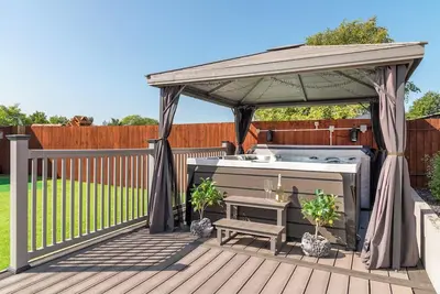 Image de Four Oaks House – Family-Friendly Stay with Hot Tub & Games Room, Sleeps 16