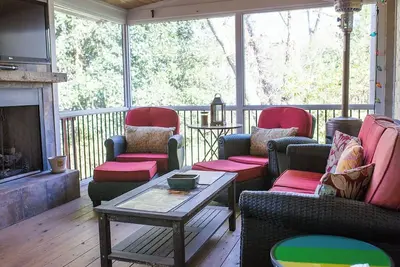 Image de New! Walk to Square ~ Hideaway in the Middle of Town ~ Sleeps 4 ~ Spring Savings