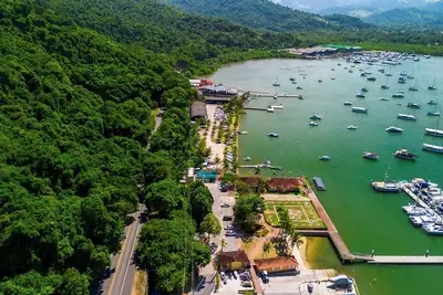 Image de Chalé com WiFi, próximo do centro e da praia