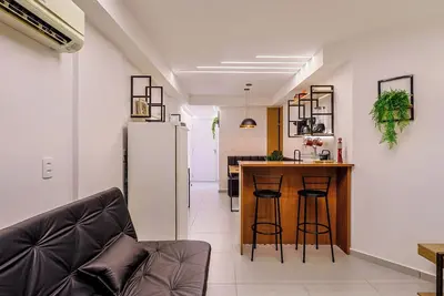 Studio completo c/ Wi-Fi e varanda no Centro