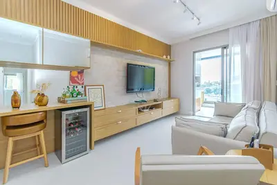 Apto Pé na Areia com Varanda e Churrasqueira