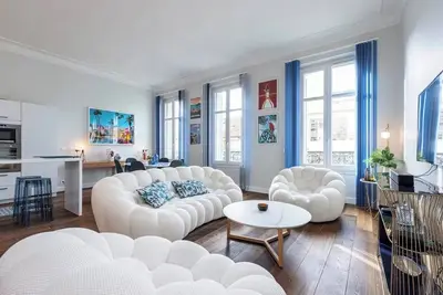 Image de Appartement spacieux et élégant, rue d'Antibes, au cœur de Cannes.