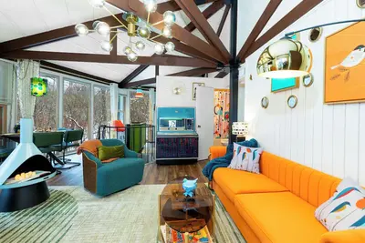 Image de Retro Nest octagon home in woods, pool, jukebox, phonebooth