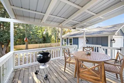 Image de New! A Blue Porch ~ Walk to Square ~ Spring Savings ~Sleeps 4