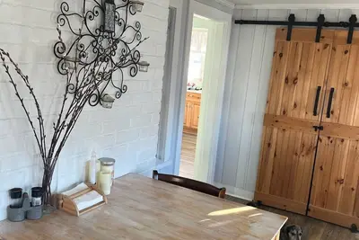 Image de 32 miles to The World Cup! Steps to the beach & minutes to Newport!