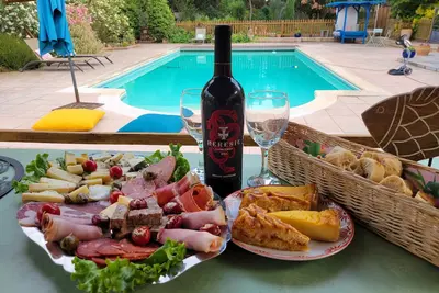 Image de Gîte avec 2 grandes chambres, bain à remous, terrasse, accès piscine.