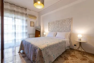 Image de GuestHost - A cozy 135 sq m apartment, perfect for seven people, located on the first floor of a building with an elevator (Not accessible to disabled guests). The property is located a short distance from the Palazzo dei Normanni and Parco d'Orleans: its