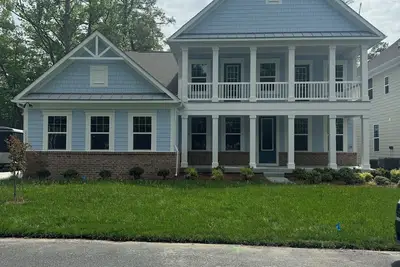 Image de Spacious 5br family-friendly house located in the Peninsula community.