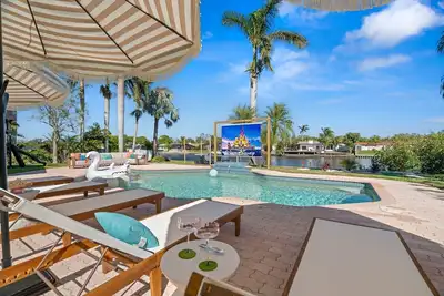 Image de 5 Bedroom Waterfront Retreat - Heated Pool, Mini Golf & Games! Sleeps 18