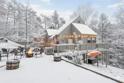 Image de King St. Chalet • Sauna • Lake Access!