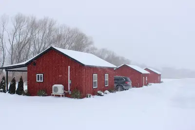 Image de Cozy 1-bedroom cabin with a fireplace and air conditioning.