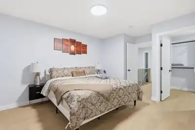Image de King Bed 10 Minutes To Downtown Luxury Townhouse