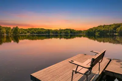 Image de Lakefront Luxury: Large Deck, Private Dock & Resort Amenities in Big Bass Lake