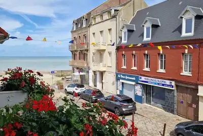 Image de Maison triplex au centre du village  à 30 m de la plage, idéalement située