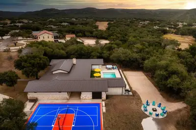 Image de The Big Tex - Amenity Packed - 2 mi to Frio River!