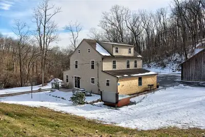 Image de Peaceful 4-bedroom cabin with Hot Tub near Blue Marsh Lake