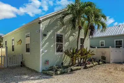 Image de Cottage de la Paz - Charming Keys Retreat Deep Canal, near Dining & Shopping