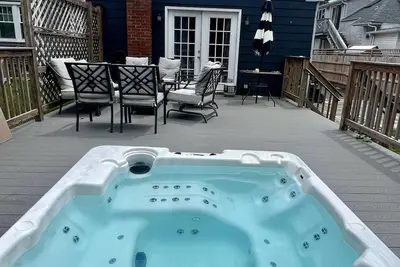 Image de Walk to Long Island Sound Private Pool & Hot Tub  4br on Half Acre