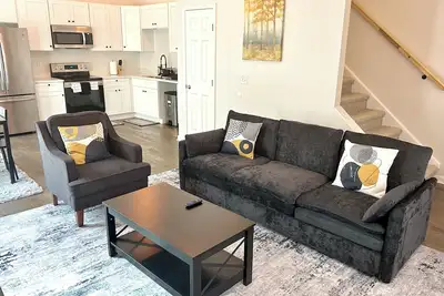 Image de Spacious Atlanta retreat with dimmable lighting