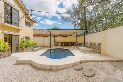 Image de Elegant Surfside Retreat with Private Pool, Spacious Outdoor Patio & Walkable Beach Access