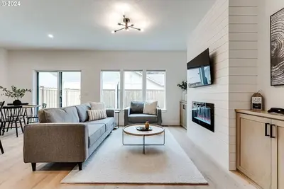 Image de 11 Tv's, Sauna, 3 Kings, 1. 9 Miles to Autzen