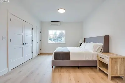 Image de King Bed, Fireplace, 1. 9 mi to Autzen