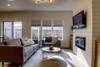 Image de 1. 9 mi to Autzen, Pac-Man, Shuffle Board, King Bed