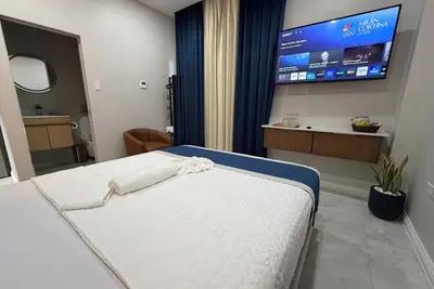 Image de Cozy hotel room with easy access to beaches, shopping, nightlife, and more