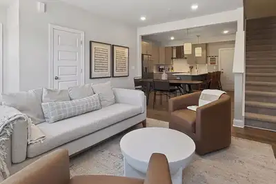 Image de King Bed, Garage, Balcony in the Heart of Raleigh Downtown