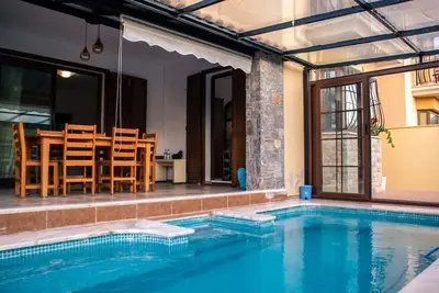Image de Villa with glass-enclosed pool in the city center